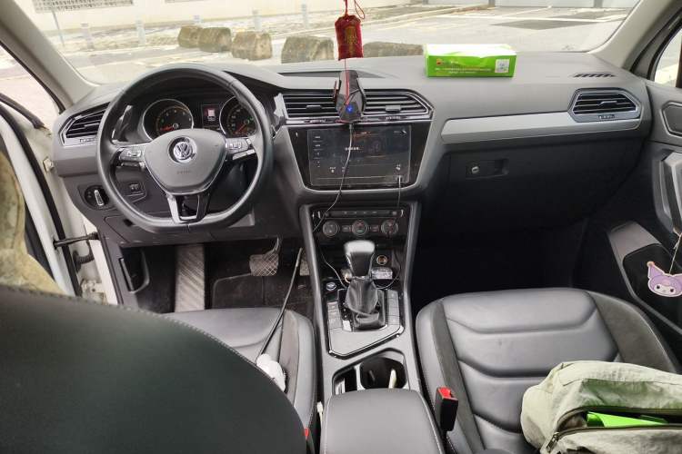 Used Volkswagen Tiguan L 2019 Updated Version 330TSI Automatic Two-Wheel Drive Panoramic Comfort Edition China VI Standard Center Console