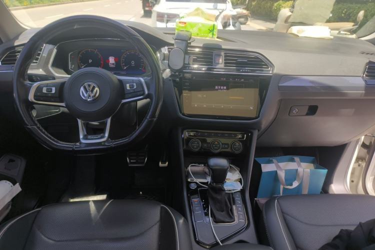 Used Volkswagen Tiguan L 2019 330TSI Automatic Two-Wheel Drive R-Line Flagship Model China VI Standard Center Console