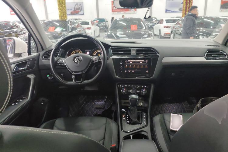 Used Volkswagen Tiguan L 2019 Revised 330TSI Automatic Two-Wheel Drive Smart & Luxury Edition China VI Standard Center Console