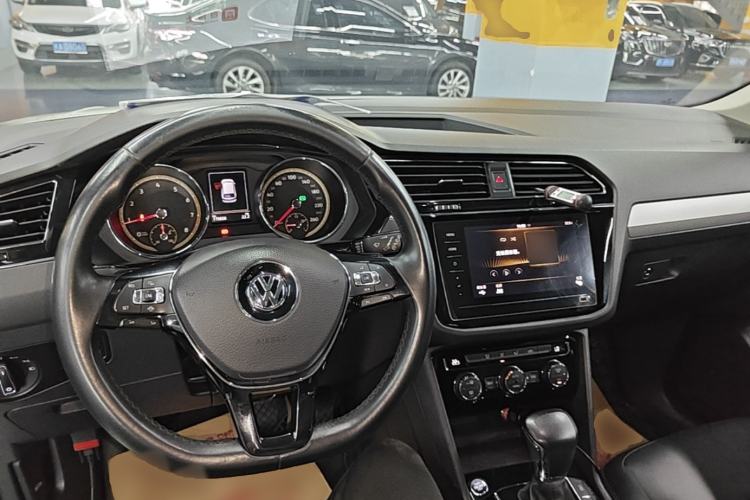 Used Volkswagen Tiguan L 2019 Updated Version 330TSI Automatic Two-Wheel Drive Panoramic Comfort Edition China VI Standard Center Console