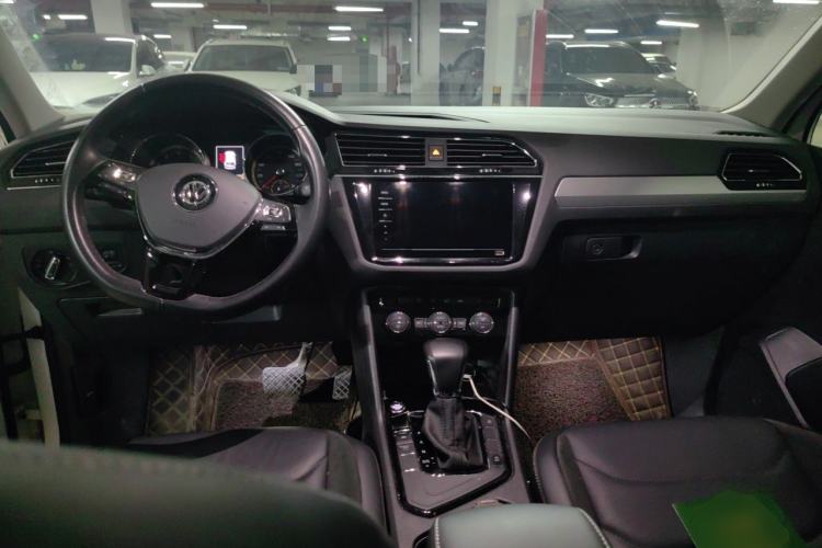Used Volkswagen Tiguan L 2019 Updated Version 330TSI Automatic Two-Wheel Drive Panoramic Comfort Edition China VI Standard Center Console