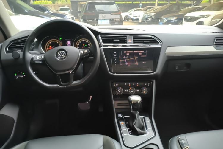 Used Volkswagen Tiguan L 2019 Updated Version 330TSI Automatic Two-Wheel Drive Panoramic Comfort Edition China VI Standard Center Console