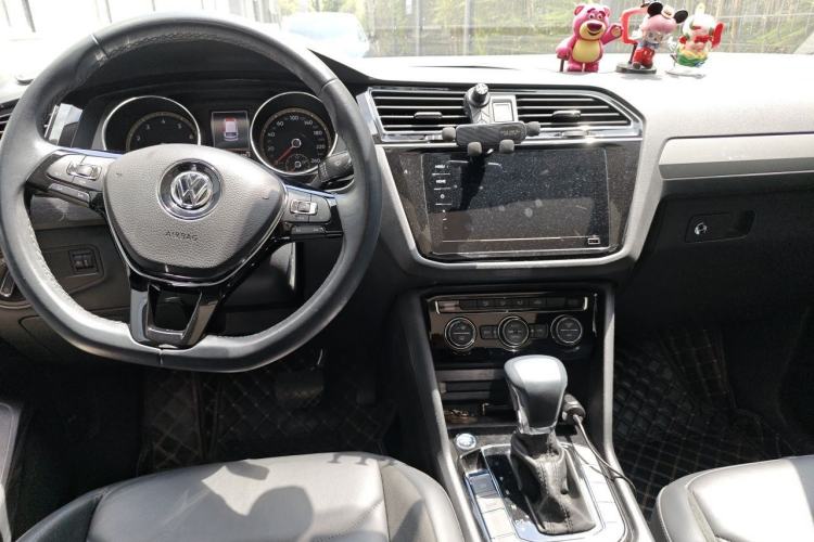 Used Volkswagen Tiguan L 2019 Updated Version 330TSI Automatic Two-Wheel Drive Panoramic Comfort Edition China VI Standard Center Console