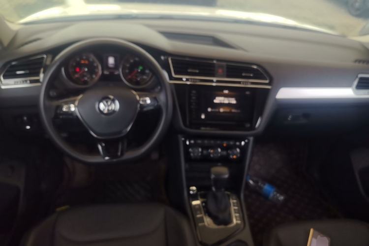 Used Volkswagen Tiguan L 2019 Revised 330TSI Automatic Two-Wheel Drive Smart & Luxury Edition China VI Standard Center Console