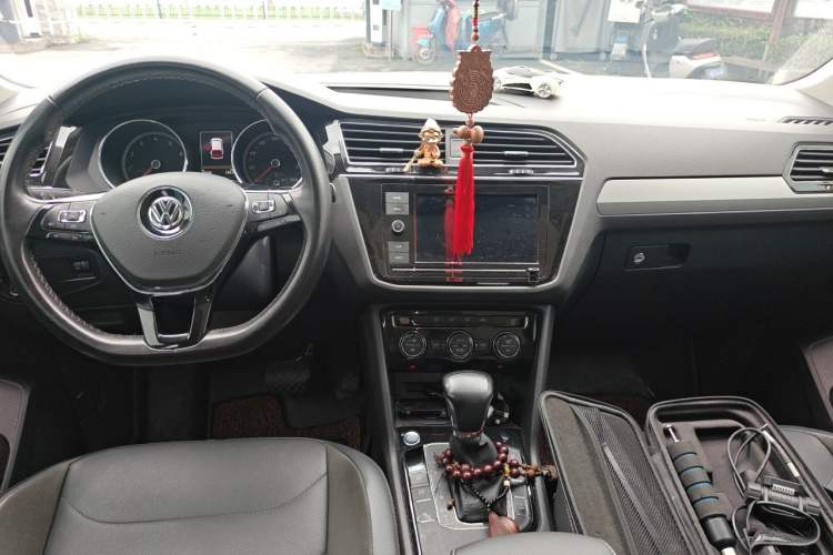 Used Volkswagen Tiguan L 2019 330TSI Automatic Two-Wheel Drive Panoramic Comfort Edition China VI Standard Center Console
