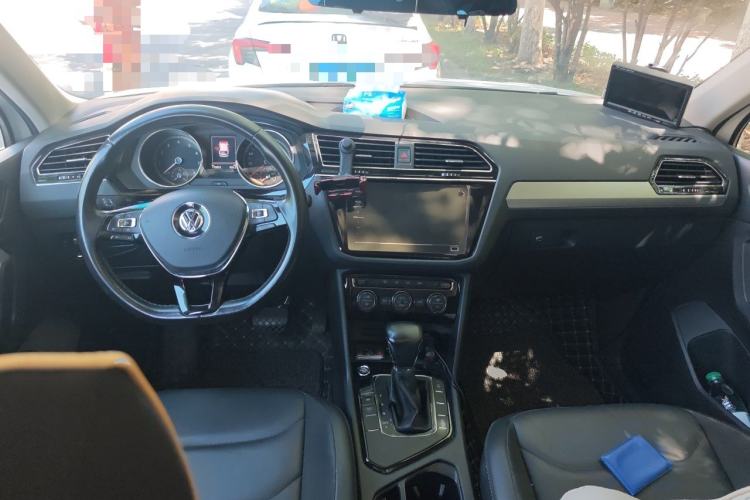 Used Volkswagen Tiguan L 2019 Updated Version 330TSI Automatic Two-Wheel Drive Panoramic Comfort Edition China VI Standard Center Console