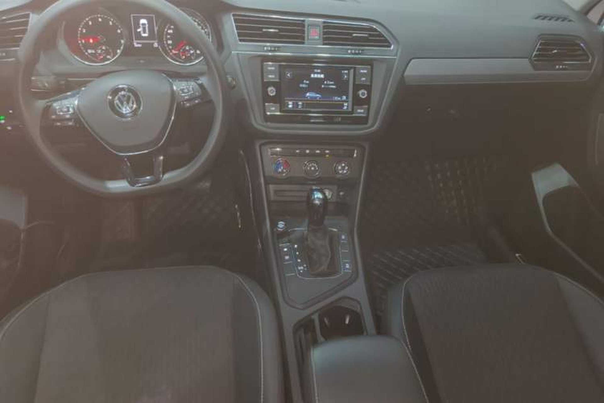 Used Volkswagen Tiguan L 2019 330TSI Automatic Two-Wheel Drive Luxury Edition China VI Standard Center Console