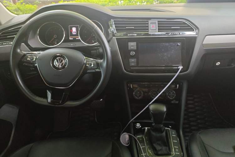Used Volkswagen Tiguan L 2019 330TSI Automatic Two-Wheel Drive Panoramic Comfort Edition China VI Standard Center Console