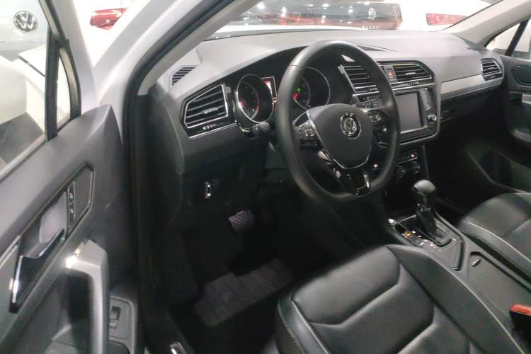 Used Volkswagen Tiguan L 2019 330TSI Automatic Two-Wheel Drive Smart Luxury Version China V Emission Standard Driver Seat