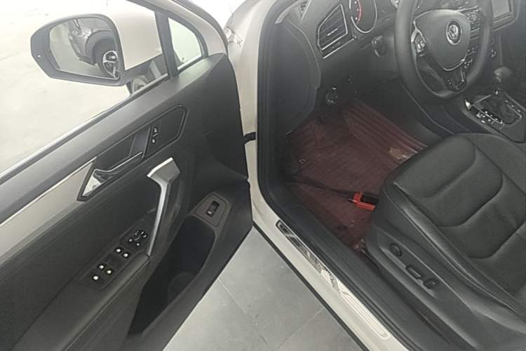 Used Volkswagen Tiguan L 2019 330TSI Automatic Two-Wheel Drive Smart Luxury Version China V Emission Standard Driver Seat