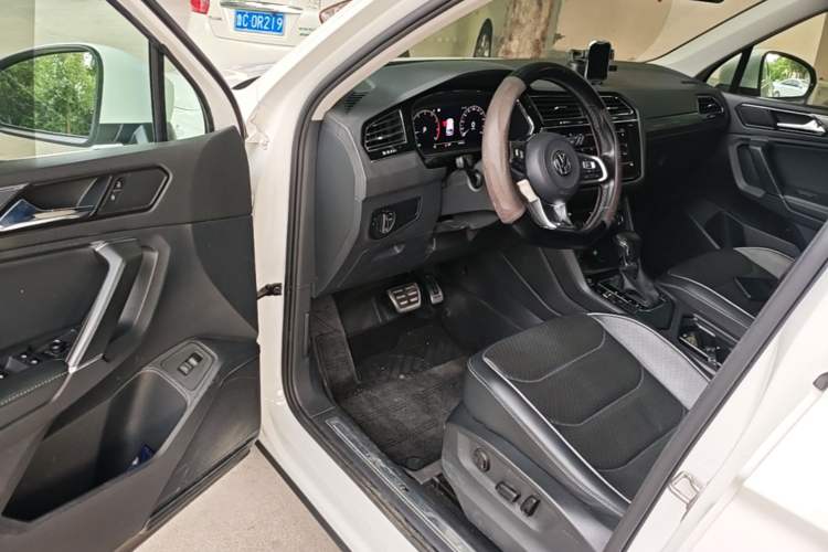 Used Volkswagen Tiguan L 2019 Restyled 330TSI Automatic Two-Wheel Drive R-Line Flagship Version China VI Standard Driver Seat