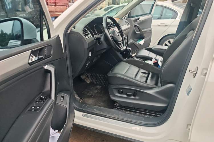 Used Volkswagen Tiguan L 2019 380TSI Automatic All-Wheel Drive Luxury Edition with 7 Seats China VI Standard Driver Seat