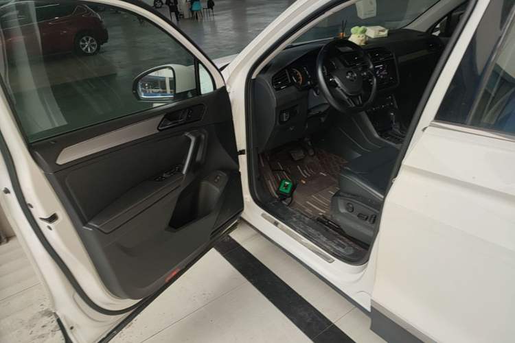 Used Volkswagen Tiguan L 2019 Revised 330TSI Automatic Two-Wheel Drive Smart & Luxury Edition China VI Standard Driver Seat