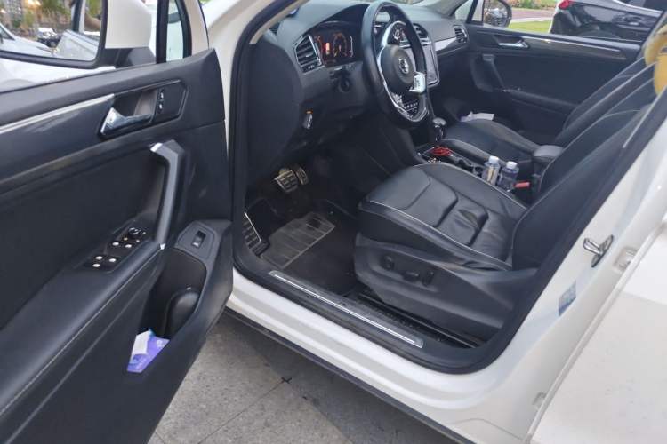 Used Volkswagen Tiguan L 2019 330TSI Automatic Two-Wheel Drive R-Line Flagship Model China VI Standard Driver Seat