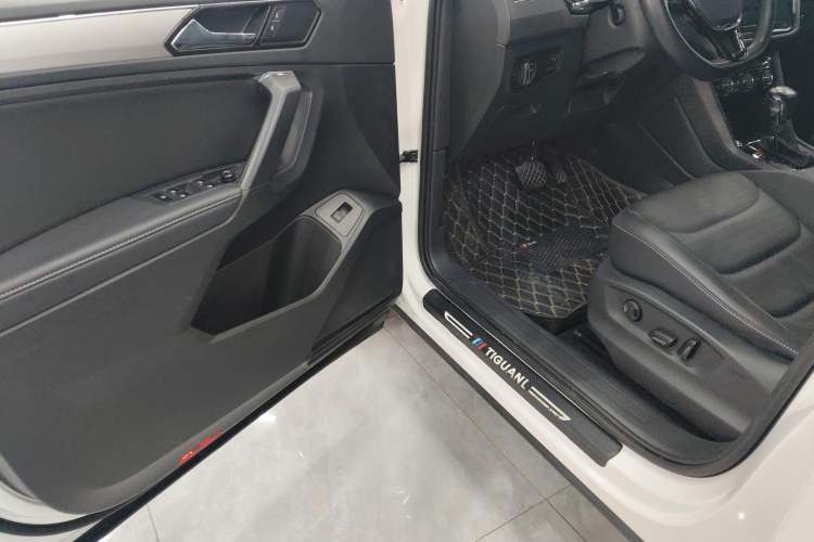Used Volkswagen Tiguan L 2019 Revised 330TSI Automatic Two-Wheel Drive Smart & Luxury Edition China VI Standard Driver Seat