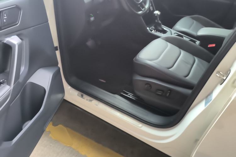 Used Volkswagen Tiguan L 2019 Updated Version 330TSI Automatic Two-Wheel Drive Panoramic Comfort Edition China VI Standard Driver Seat