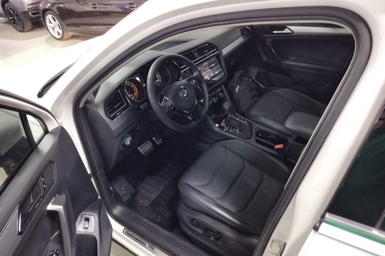 Used Volkswagen Tiguan L 2019 Revised 330TSI Automatic Two-Wheel Drive Smart & Luxury Edition China VI Standard Driver Seat