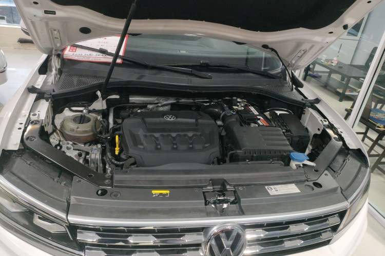Used Volkswagen Tiguan L 2019 330TSI Automatic Two-Wheel Drive Smart Luxury Version China V Emission Standard Engine Bay