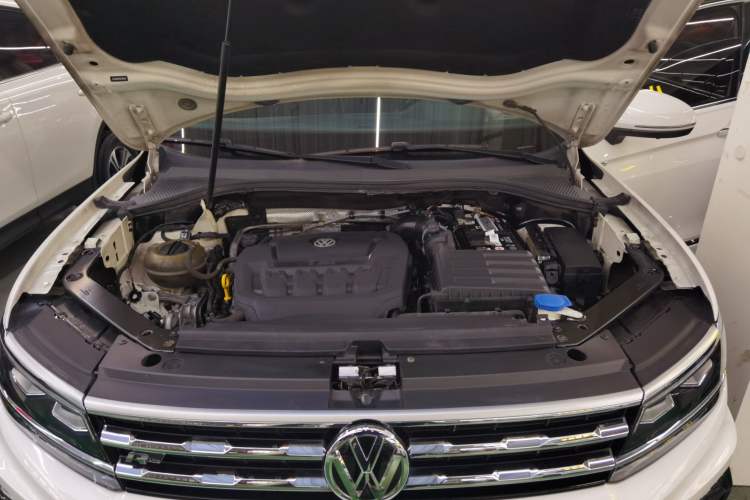 Used Volkswagen Tiguan L 2019 Restyled 330TSI Automatic Two-Wheel Drive R-Line Flagship Version China VI Standard Engine Bay
