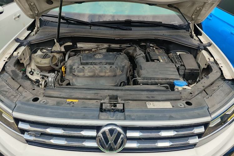 Used Volkswagen Tiguan L 2019 330TSI Automatic Two-Wheel Drive R-Line Flagship Model China VI Standard Engine Bay