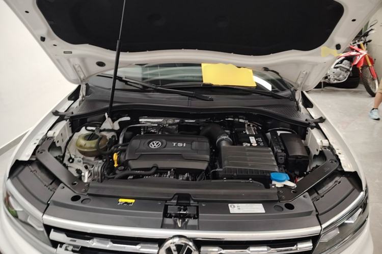 Used Volkswagen Tiguan L 2019 380TSI Automatic All-Wheel Drive R-Line Flagship 7-Seater China VI Standard Engine Bay