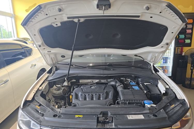 Used Volkswagen Tiguan L 2019 Updated Version 330TSI Automatic Two-Wheel Drive Panoramic Comfort Edition China VI Standard Engine Bay