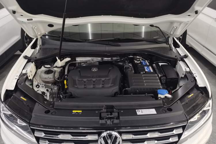 Used Volkswagen Tiguan L 2019 Updated Version 330TSI Automatic Two-Wheel Drive Panoramic Comfort Edition China VI Standard Engine Bay