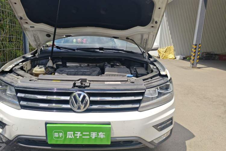 Used Volkswagen Tiguan L 2019 Updated Version 330TSI Automatic Two-Wheel Drive Panoramic Comfort Edition China VI Standard Engine Bay Left