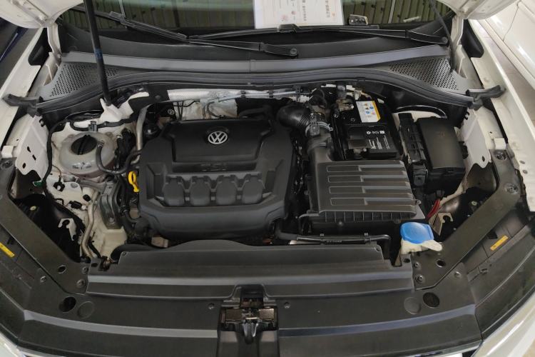 Used Volkswagen Tiguan L 2019 330TSI Automatic Two-Wheel Drive Luxury Edition China VI Standard Engine Bay