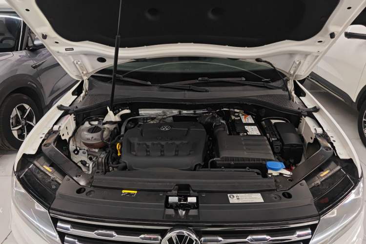 Used Volkswagen Tiguan L 2019 Updated Version 330TSI Automatic Two-Wheel Drive Panoramic Comfort Edition China VI Standard Engine Bay