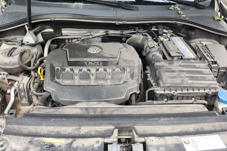 Used Volkswagen Tiguan L 2019 330TSI Automatic Two-Wheel Drive Smart Luxury Version China V Emission Standard Engine Bay