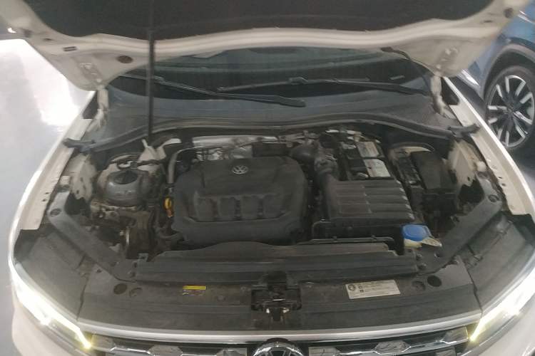 Used Volkswagen Tiguan L 2019 330TSI Automatic Two-Wheel Drive R-Line Flagship Model China VI Standard Engine Bay