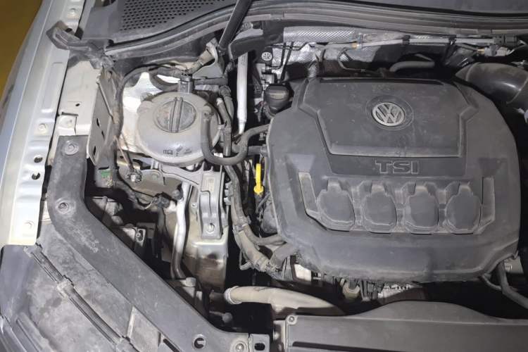 Used Volkswagen Tiguan L 2019 330TSI Automatic Two-Wheel Drive R-Line Flagship Model China VI Standard Engine Bay Right