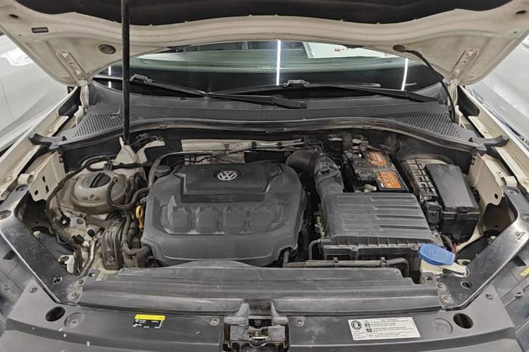 Used Volkswagen Tiguan L 2019 Updated Version 330TSI Automatic Two-Wheel Drive Panoramic Comfort Edition China VI Standard Engine Bay