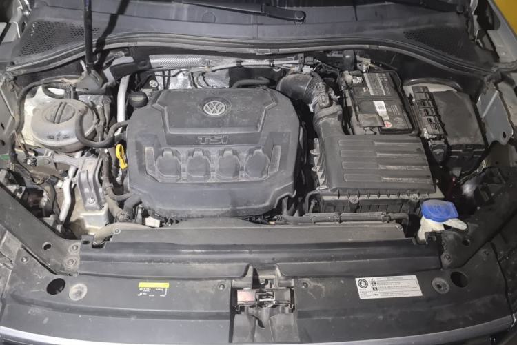 Used Volkswagen Tiguan L 2019 330TSI Automatic Two-Wheel Drive R-Line Flagship Model China VI Standard Engine Bay