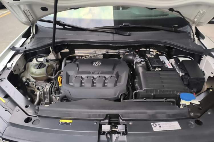 Used Volkswagen Tiguan L 2019 Updated Version 330TSI Automatic Two-Wheel Drive Panoramic Comfort Edition China VI Standard Engine Bay