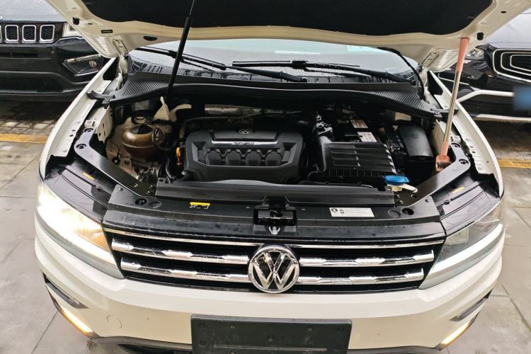 Used Volkswagen Tiguan L 2019 330TSI Automatic Two-Wheel Drive Smart Luxury Version China V Emission Standard Engine Bay