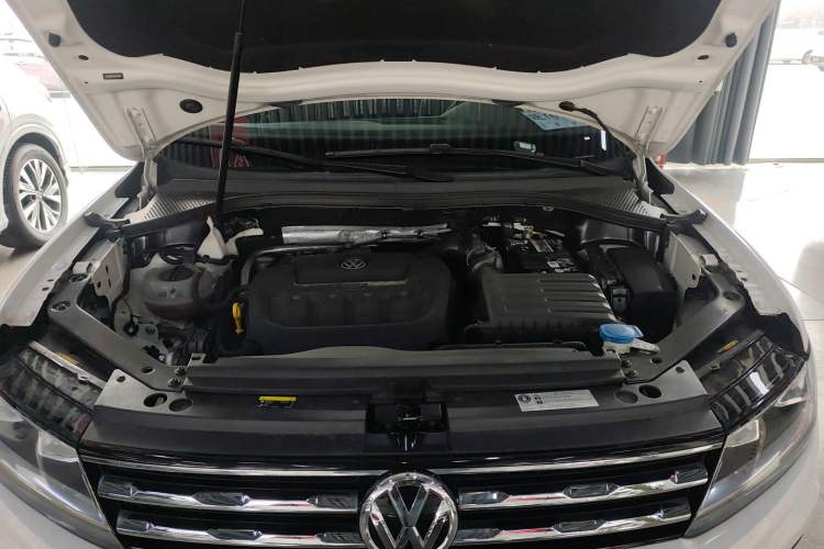 Used Volkswagen Tiguan L 2019 Revised 330TSI Automatic Two-Wheel Drive Smart & Luxury Edition China VI Standard Engine Bay