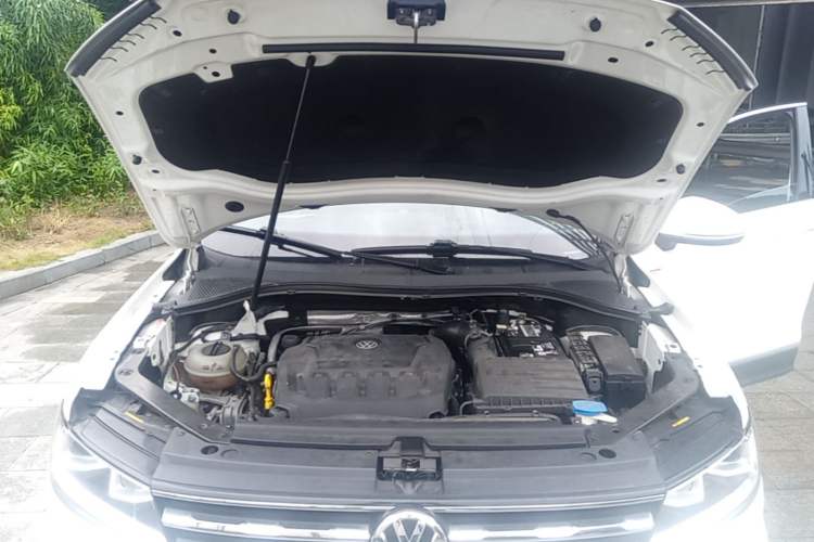 Used Volkswagen Tiguan L 2019 330TSI Automatic Two-Wheel Drive Smart Luxury Version China V Emission Standard Engine Bay