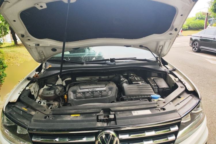 Used Volkswagen Tiguan L 2019 Revised 330TSI Automatic Two-Wheel Drive Smart & Luxury Edition China VI Standard Engine Bay