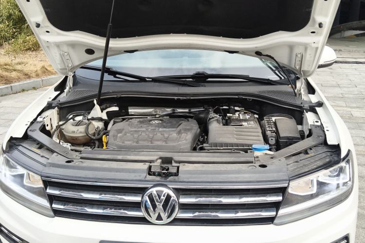 Used Volkswagen Tiguan L 2019 330TSI Automatic Two-Wheel Drive Smart Luxury Version China V Emission Standard Engine Bay
