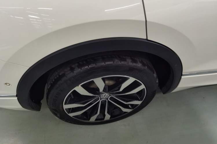 Used Volkswagen Tiguan L 2019 Restyled 330TSI Automatic Two-Wheel Drive R-Line Flagship Version China VI Standard Exterior 2