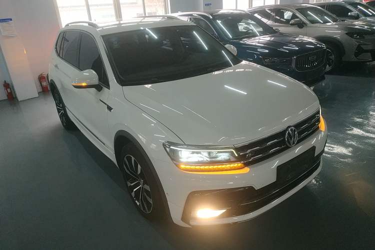 Used Volkswagen Tiguan L 2019 330TSI Automatic Two-Wheel Drive R-Line Flagship Model China VI Standard Front Right 45 Deg