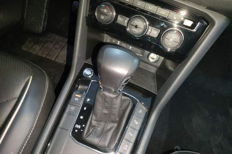 Used Volkswagen Tiguan L 2019 330TSI Automatic Two-Wheel Drive Smart Luxury Version China V Emission Standard Gear Lever
