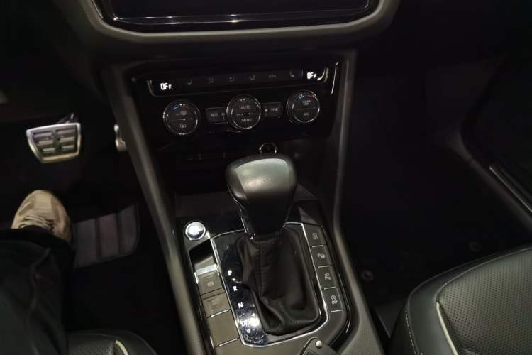 Used Volkswagen Tiguan L 2019 Restyled 330TSI Automatic Two-Wheel Drive R-Line Flagship Version China VI Standard Gear Lever