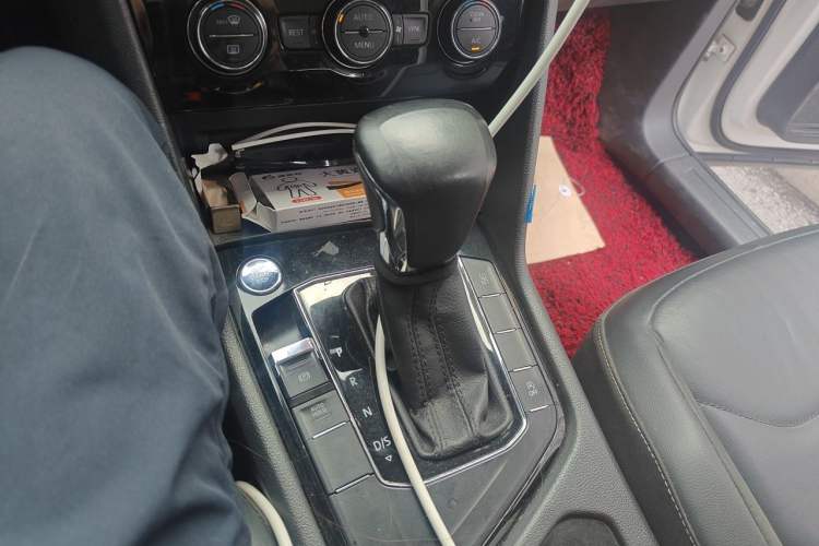 Used Volkswagen Tiguan L 2019 Updated Version 330TSI Automatic Two-Wheel Drive Panoramic Comfort Edition China VI Standard Gear Lever