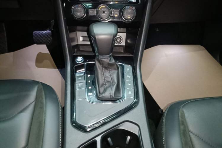 Used Volkswagen Tiguan L 2019 Revised 330TSI Automatic Two-Wheel Drive Smart & Luxury Edition China VI Standard Gear Lever