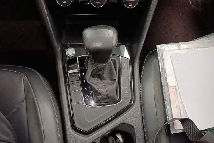 Used Volkswagen Tiguan L 2019 Updated Version 330TSI Automatic Two-Wheel Drive Panoramic Comfort Edition China VI Standard Gear Lever