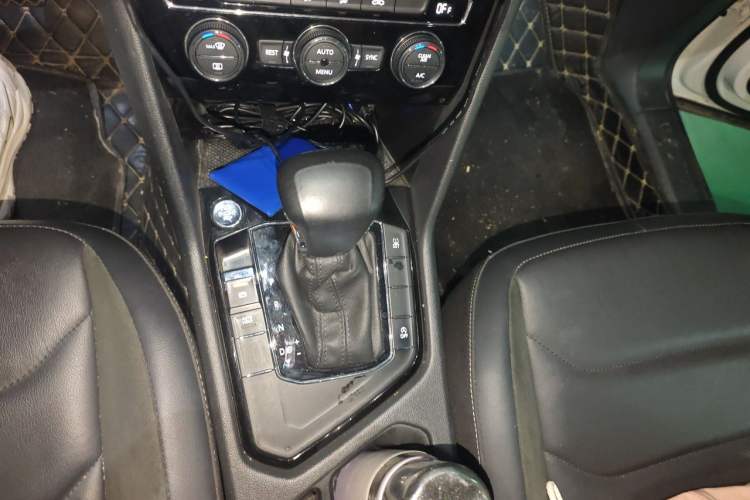 Used Volkswagen Tiguan L 2019 Updated Version 330TSI Automatic Two-Wheel Drive Panoramic Comfort Edition China VI Standard Gear Lever