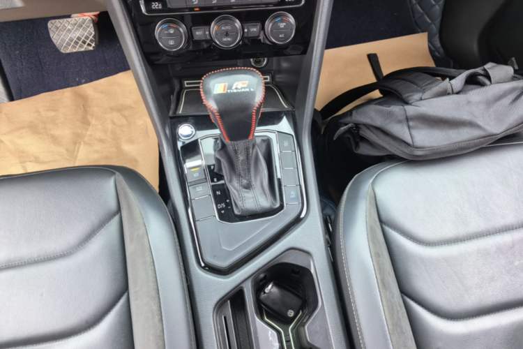 Used Volkswagen Tiguan L 2019 Updated Version 330TSI Automatic Two-Wheel Drive Panoramic Comfort Edition China VI Standard Gear Lever